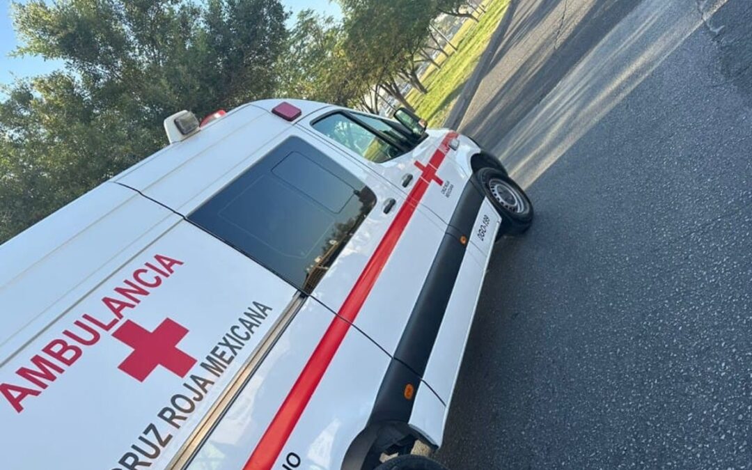 Motociclista en Gómez Palacio Sufre Grave Accidente al Derrapar y Caer en un Barranco