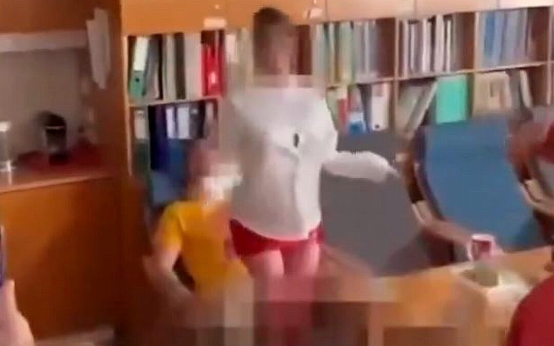 Escándalo Educativo: Alumnos de Escuela Católica Contratan un Stripper para un Espectáculo Inusual