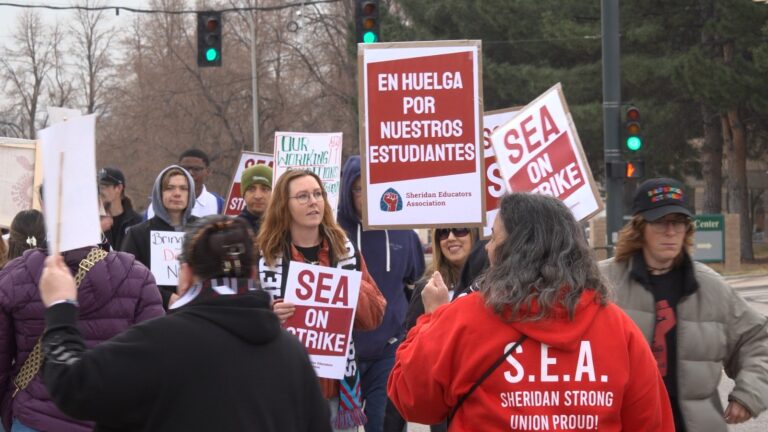 Huelga de Maestros Cierra Escuelas del Distrito Escolar de Sheridan en Arapahoe