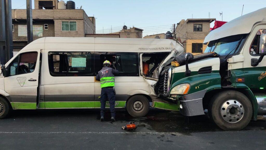 Grave Accidente en la México-Puebla: Tráiler Embiste Combi con Pasajeros