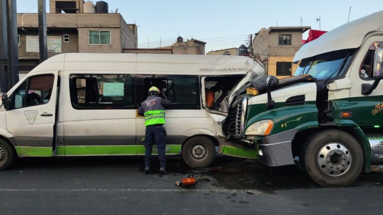 Grave Accidente en la México-Puebla: Tráiler Embiste Combi con Pasajeros