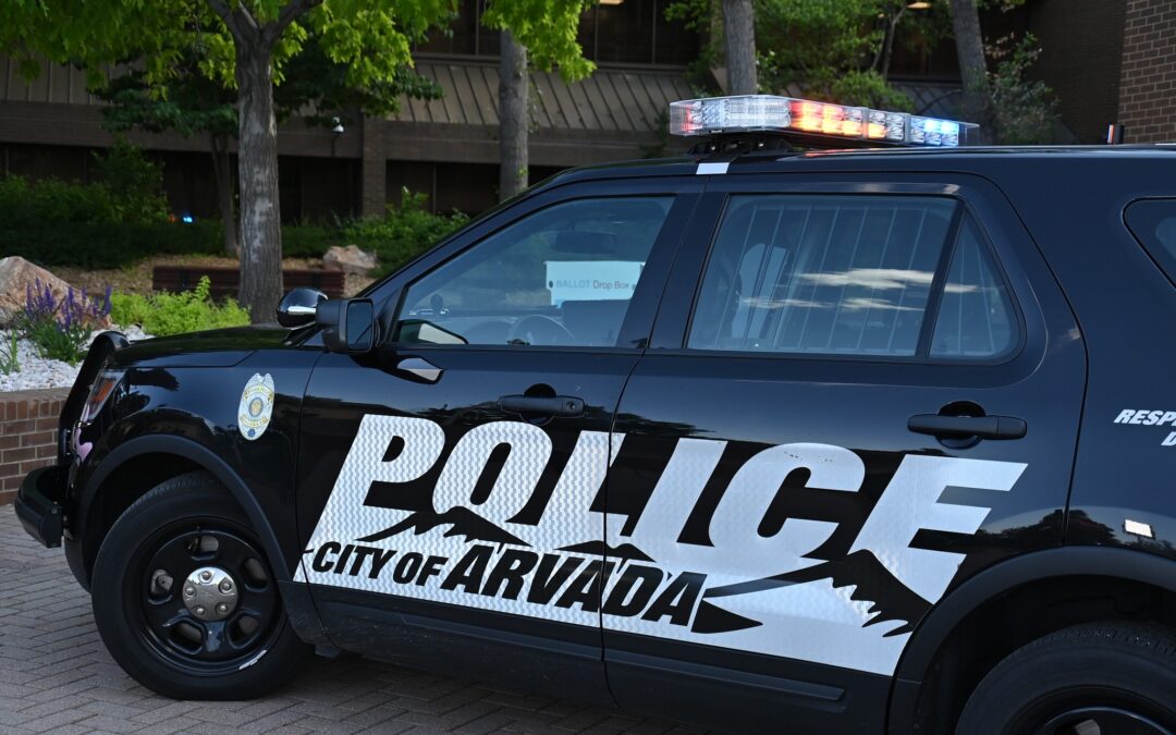 Persecución Policial en Arvada: Detenidos Dos Adolescentes Tras Choque con Patrulla