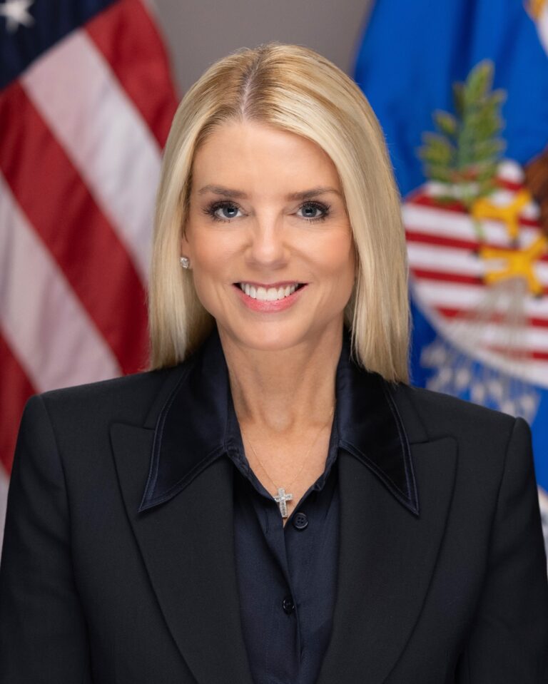 Trump Destituye a Pam Bondi en Medio de Polémica en el Departamento de Justicia