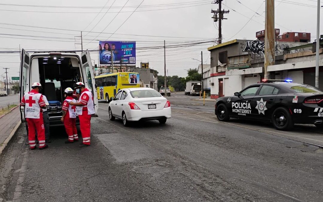 Motociclista Resulta Herido al Derrapar en Vías del Tren de Monterrey