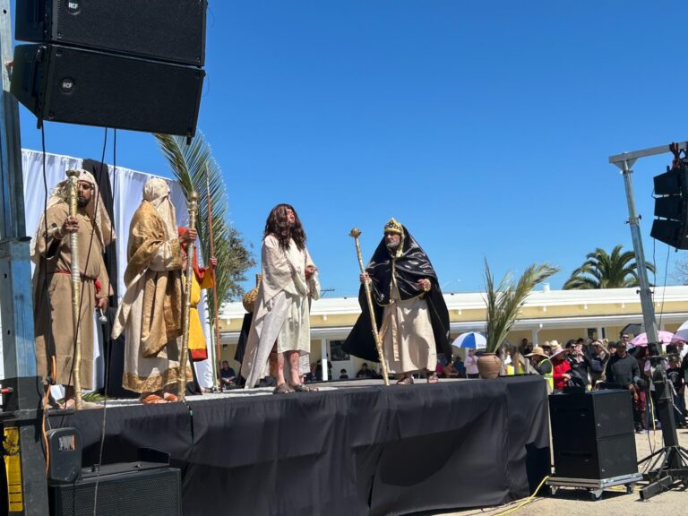 Viacrucis Viviente en Salinas: Reviven la Pasión de Cristo en la Iglesia Santa María