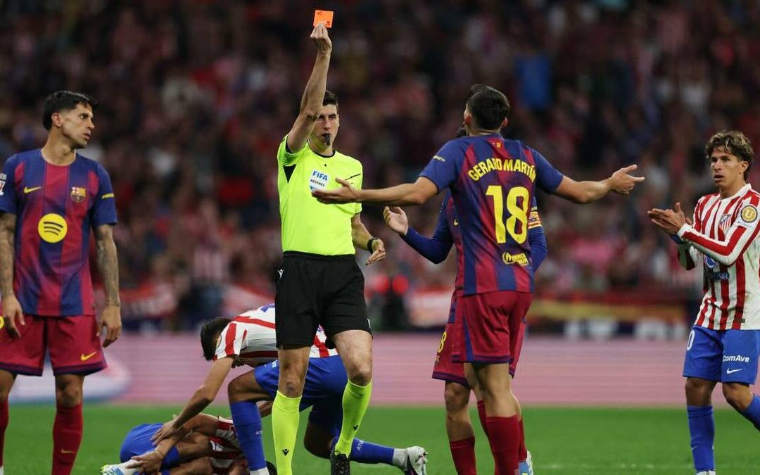 Atlético de Madrid critica fuerte decisión arbitral sobre expulsión de jugador del Barcelona