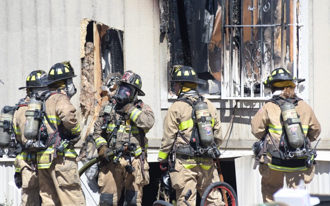 Incendio en Albuquerque: Bomberos Rescatan a Persona de Casa Móvil en Llamas