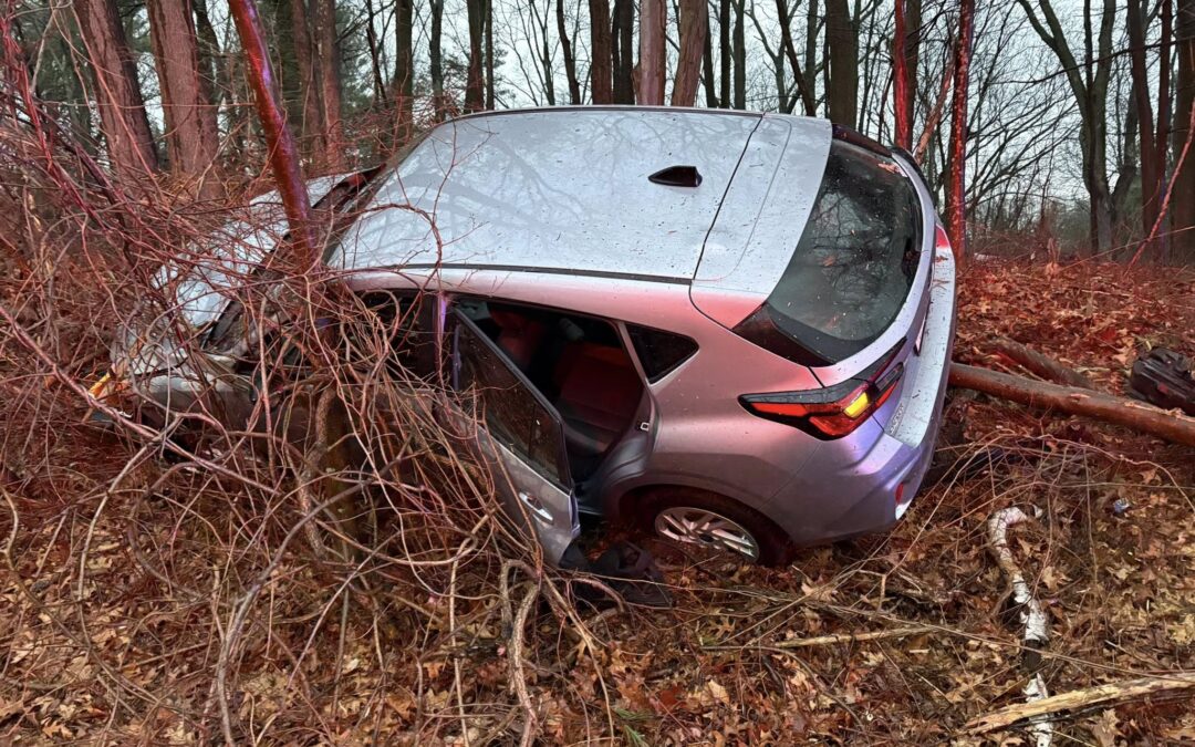 Accidente en la I-95: Vehículo Estrella en Zona Boscosa de Massachusetts Deja Varios Heridos