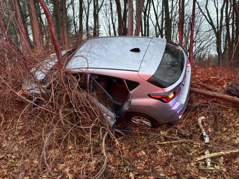 Accidente en la I-95: Vehículo Estrella en Zona Boscosa de Massachusetts Deja Varios Heridos