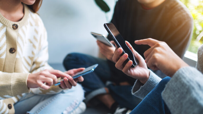 Massachusetts Debate Prohibir Redes Sociales a Menores de 14 Años