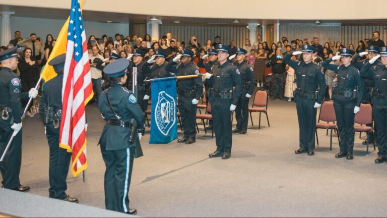 Nuevos oficiales APD fortalecen la seguridad pública en Albuquerque bajo el liderazgo de Cecily Barker