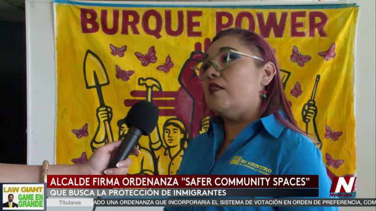 Alcalde Tim Keller Firma Ordenanza para Proteger a Inmigrantes en Albuquerque