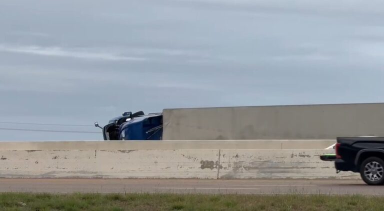 Volcadura de tráiler provoca cierre temporal en la autopista 550 al sur de la 77