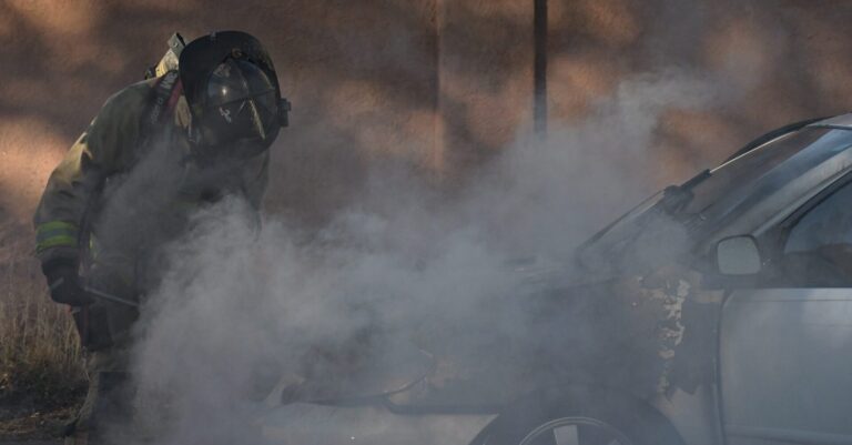 Incendio Vehicular en Albuquerque: Bomberos Controlan el Fuego sin Heridos