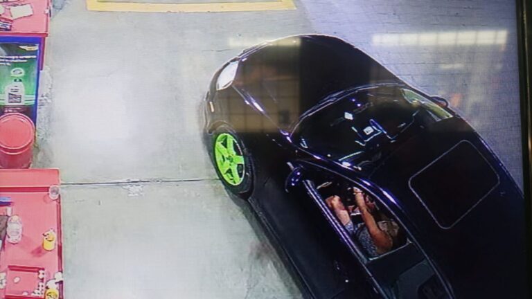 ¡Atrapan a ‘Lady Gasolina’ en Puebla!: Mujer Huye sin Pagar con Rines Verde Neón