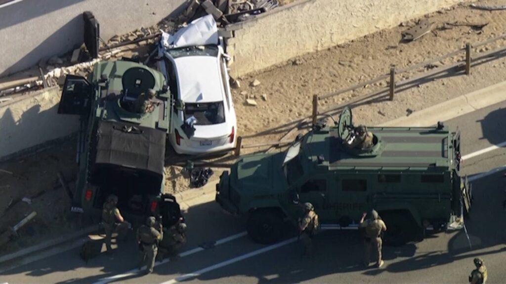 Persecución Policial en California Culmina en Choque Aparatoso y Enfrentamiento Tenso