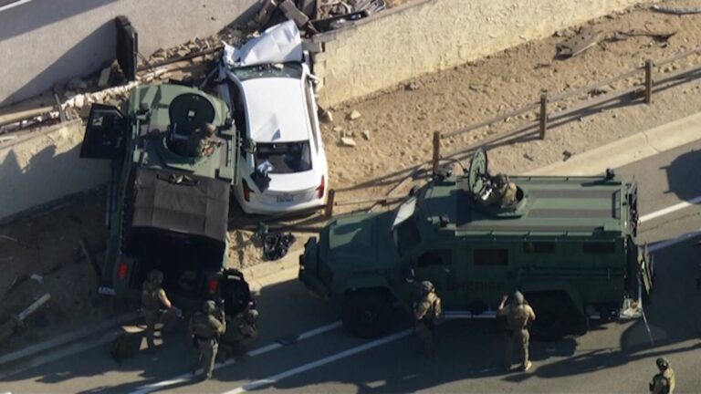 Persecución Policial en California Culmina en Choque Aparatoso y Enfrentamiento Tenso
