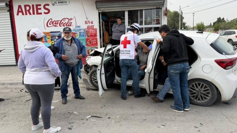 Accidente en Saltillo: Conductora pierde el control por anuncio de tacos