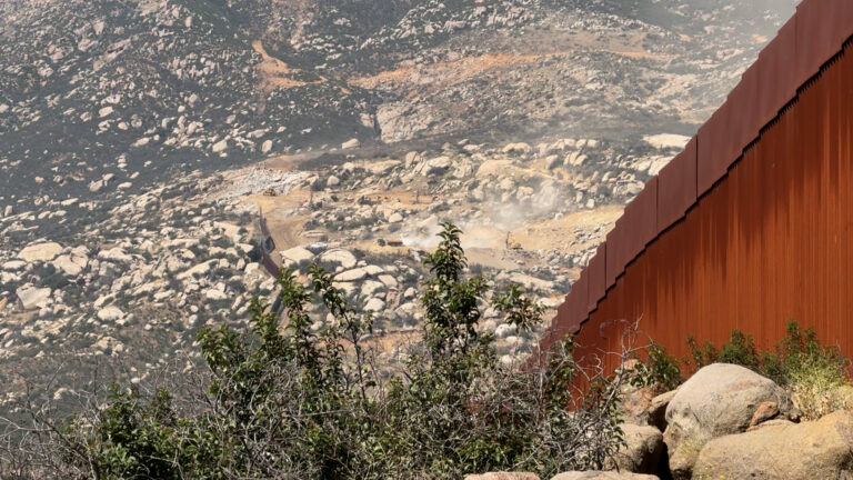 Explosiones por el muro fronterizo amenazan el sagrado Cerro Cuchumá, patrimonio de la comunidad Kumiai