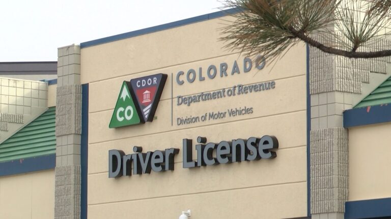 Fraude en Pruebas de Manejo: Colorado DMV Suspende Academia en Colorado Springs