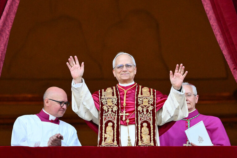 Arzobispo de Denver Critica los Controversiales Comentarios de Trump sobre el Papa Leo XIV