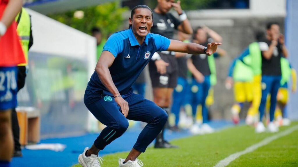 Cruz Azul nombra a Joel Huiqui como nuevo DT interino tras salida de Larcamón