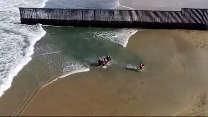 Impactante rescate marítimo en Playas de Tijuana por bomberos locales