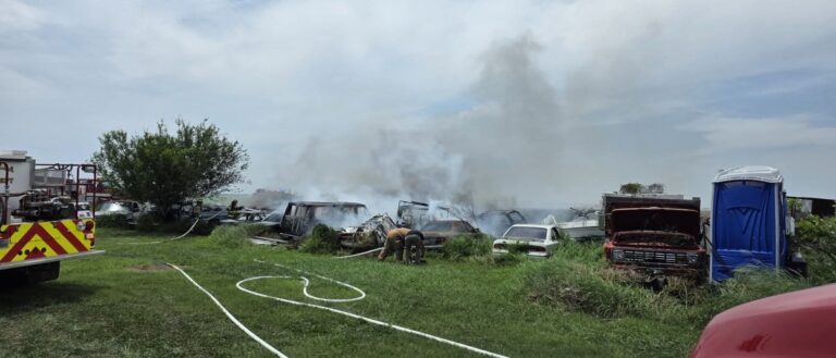 Incendio en Edcouch habría sido provocado por quema ilegal; bomberos evitan daños a vivienda