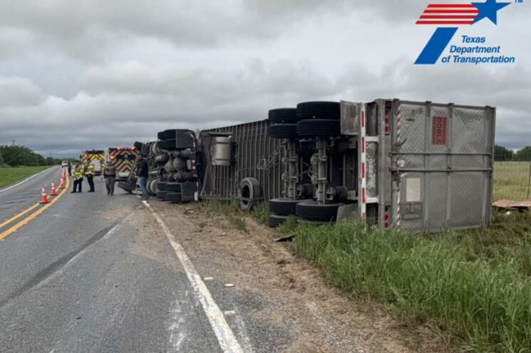 Volcadura de tráiler provoca cierre parcial en FM 490