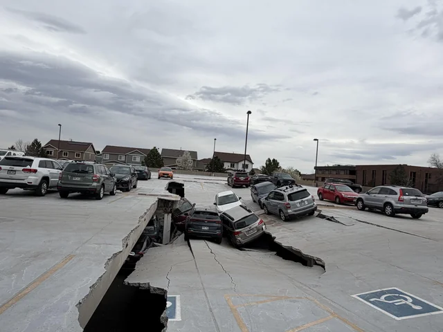 Demolición inminente del estacionamiento colapsado en Denver con vehículos aún atrapados