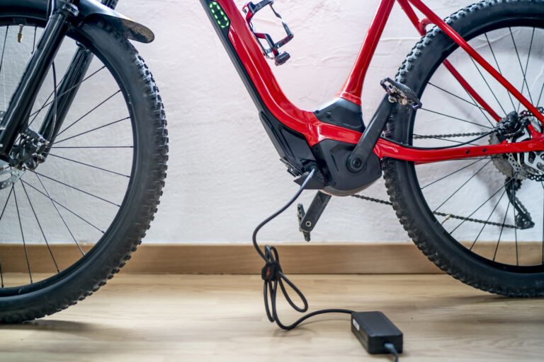 Thornton Refuerza Reglas para Bicicletas Eléctricas y Vehículos Motorizados en Senderos