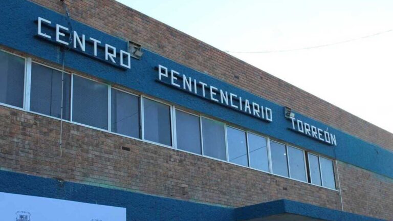 Encuentran sin vida a condenado por feminicidio en el penal de Torreón