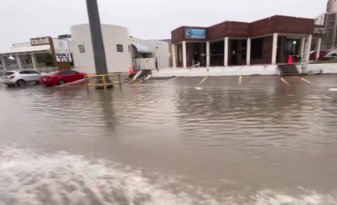 Estragos tras las lluvias: inundaciones en la PR-100 rumbo a la Isla del Padre y apagones en Brownsville