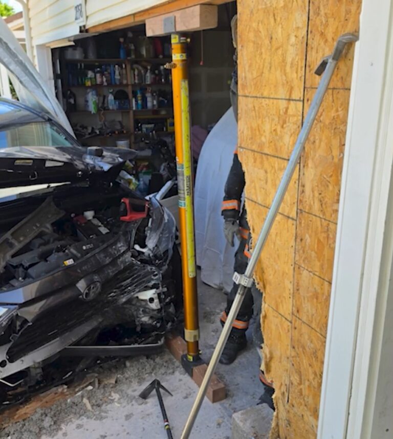 Accidente en Denver: Vehículo se Estrella Contra Casa en Green Valley Ranch
