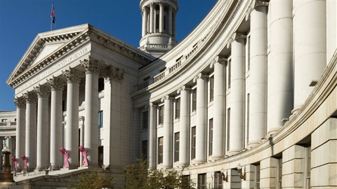 Concejo de Denver debate reducir castigos por delitos menores tras fallo de la Corte Suprema de Colorado