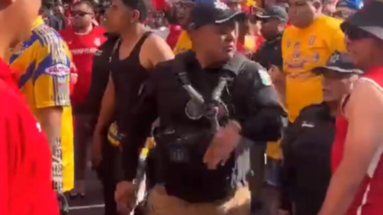 Policía Cachetea a Aficionado del Toluca en Impactante Encuentro con los Tigres