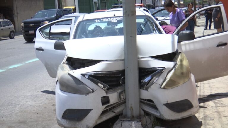 Accidente en Saltillo: Choque entre Conductor de Aplicación y Luminaria Deja Heridos