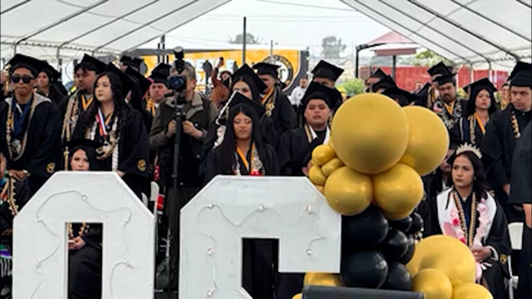 Graduación en Mount Toro: 177 Estudiantes Celebran un Logro en Salinas