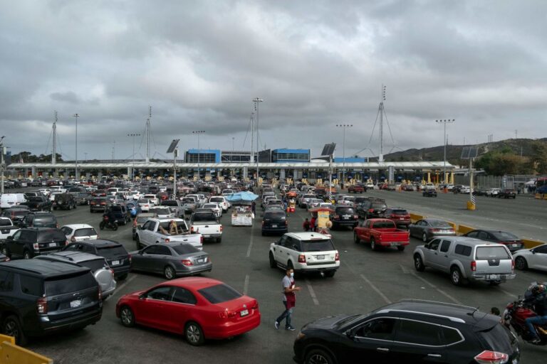 Wichita evalúa eliminar prohibición de estacionamiento de reversa tras denuncias por multas