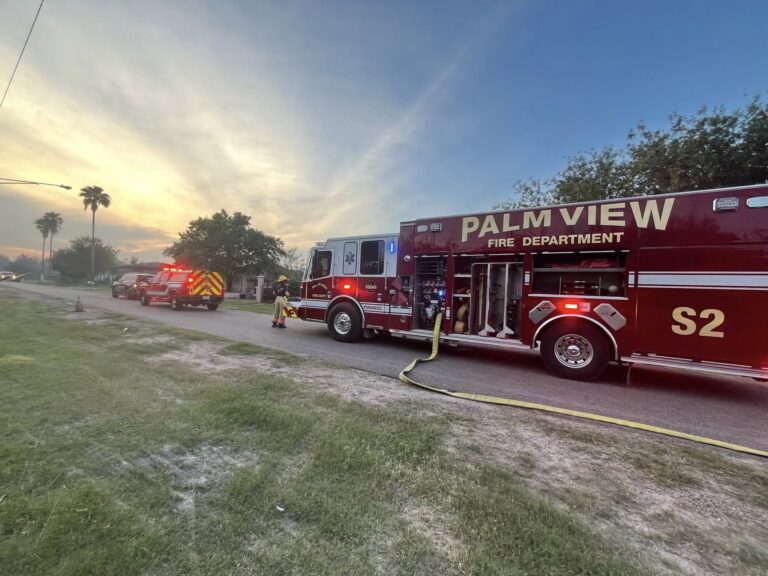 Incendio consume estructura independiente en Palmview; no se reportan heridos