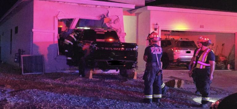 Impactante accidente en Sunland Park: Vehículo contra vivienda y rescate de mascota