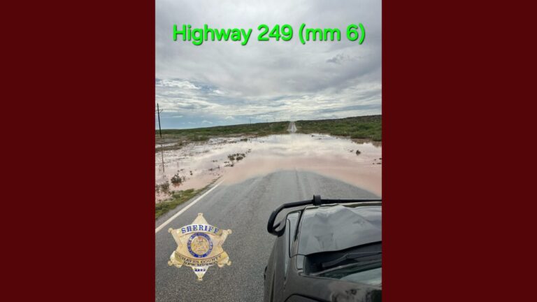 Inundaciones en Carreteras del Condado de Chaves Generan Importantes Alertas de Viaje