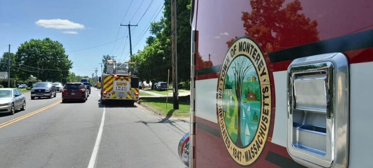 Incendio en High Meadow: Bomberos de Monterey Se Esfuerzan por Controlar el Fuego
