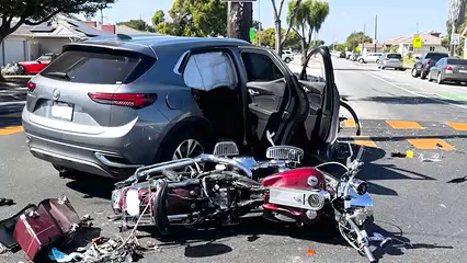 Accidente en Salinas: Motocicleta y Automóvil Chocan en la Intersección Crítica