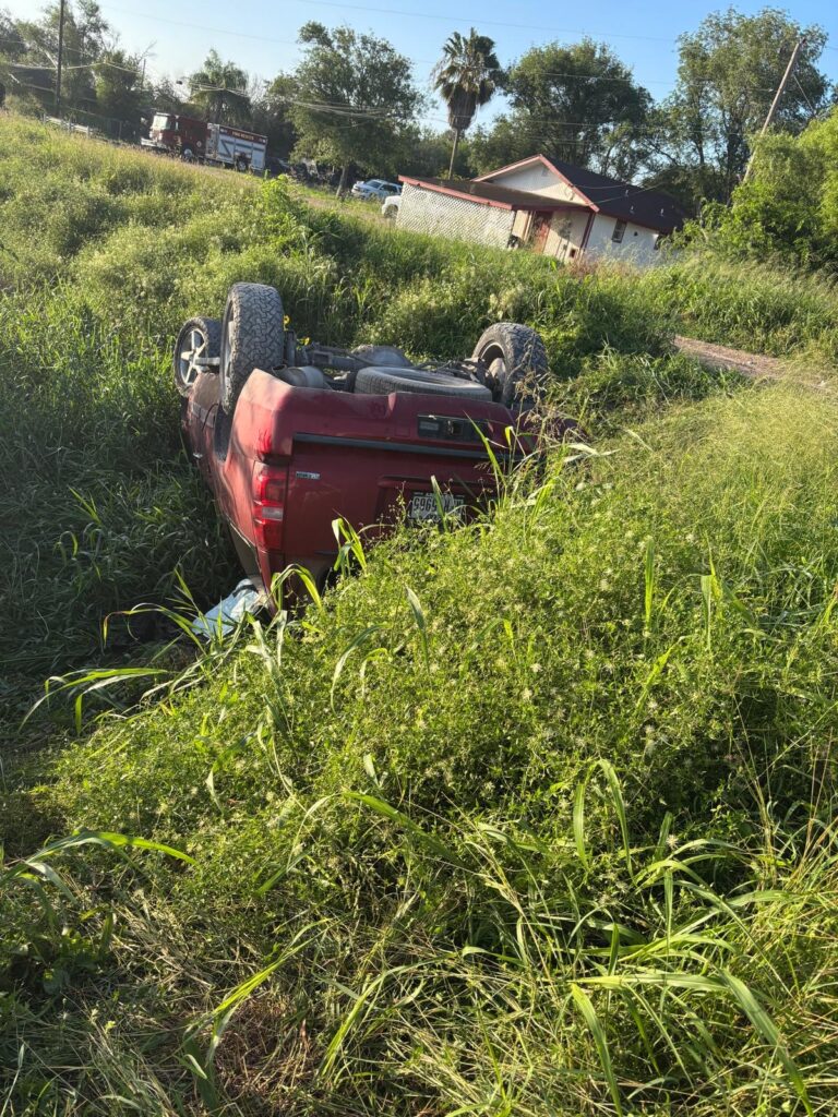 Persecución vehicular termina en volcadura cerca de escuela en Progreso