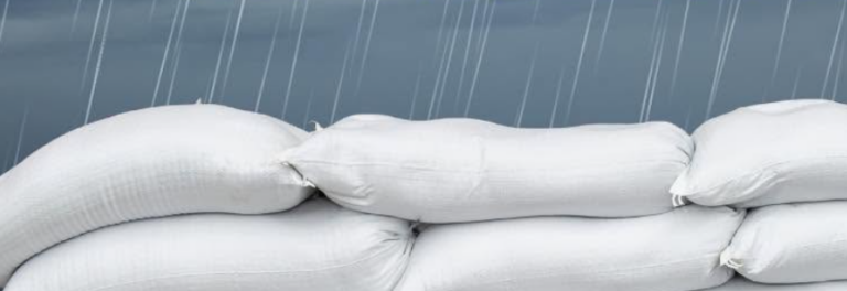 Alton distribuye costales de arena para ayudar a residentes ante posibles inundaciones