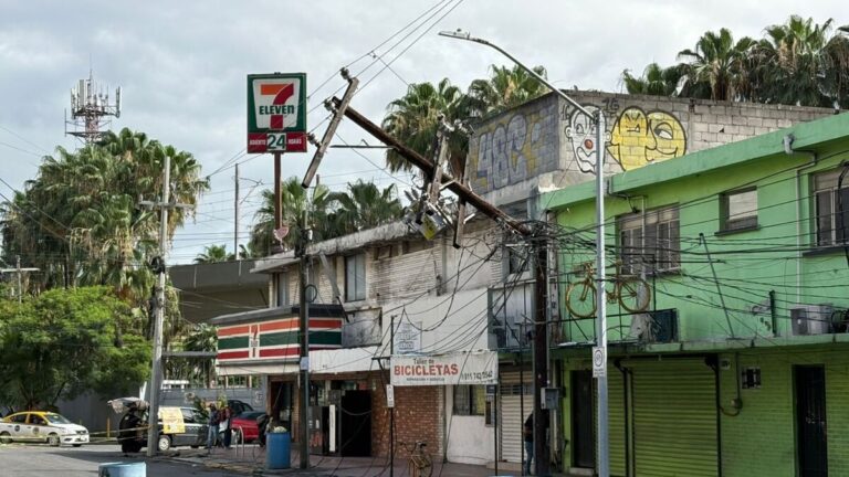 Incendio en transformador provoca cierre de Moisés Sáenz en Monterrey por riesgo de colapso