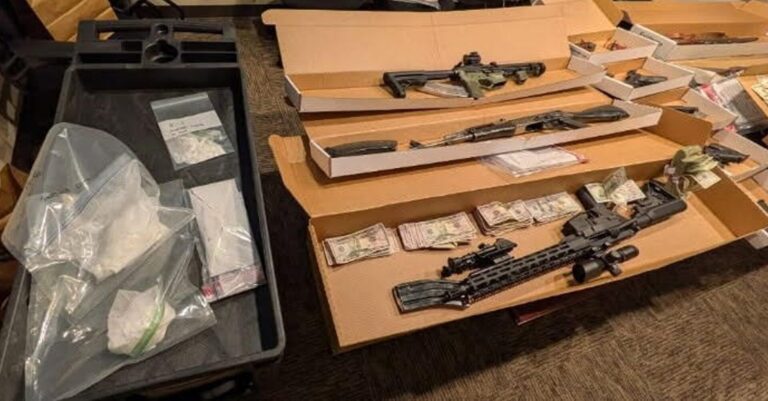 Narcotráfico en Farmington: tres personas acusadas tras incautación de armas, drogas y efectivo