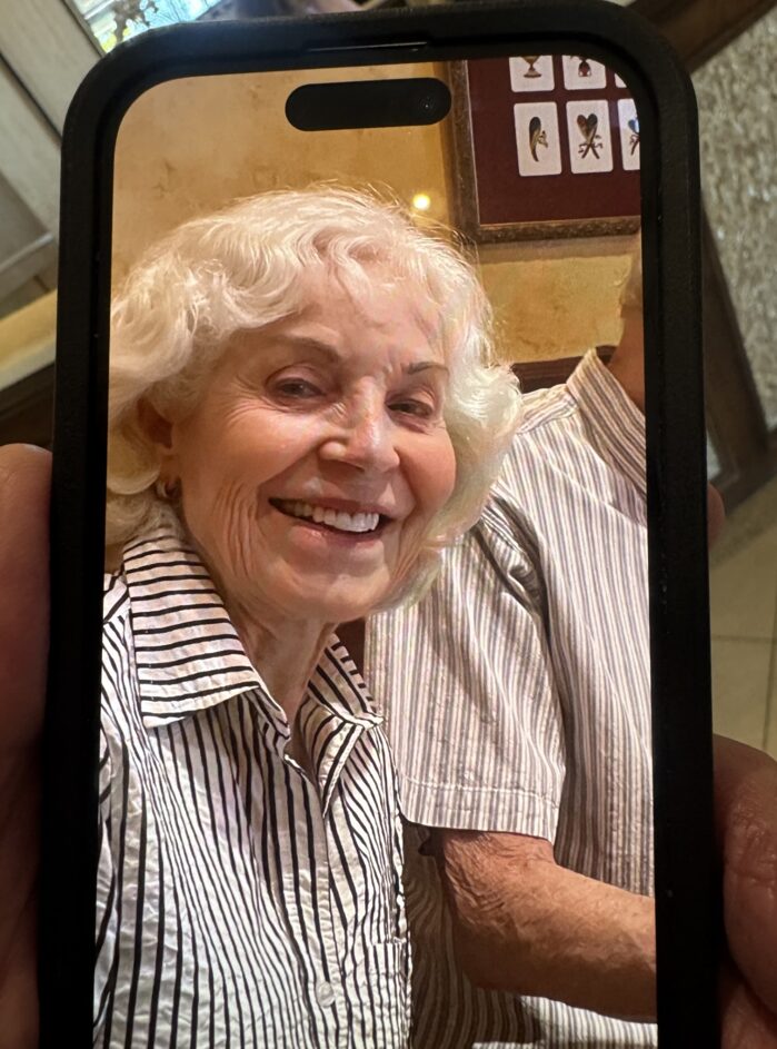 Coronado PD busca a una mujer de 86 años desaparecida y en riesgo por Alzheimer