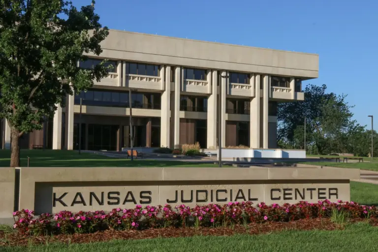 Elección de jueces de la Corte Suprema de Kansas: votantes decidirán si cambian el sistema